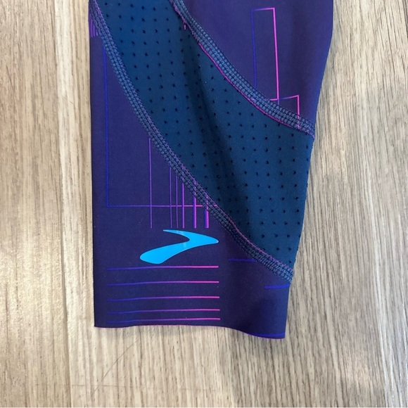 Brooks Women’s Method 7/8 Tight size small in purple cyber pattern running pants - Picture 8 of 10